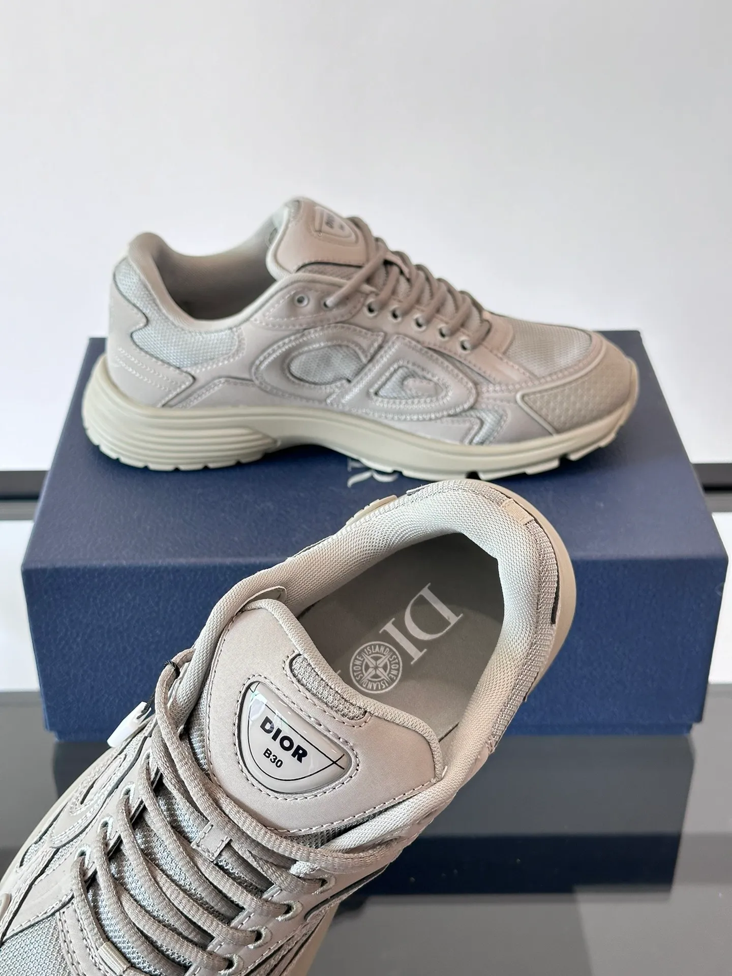 p400《Dio*》Dior B30 series sports shoes, multi-color mesh fabric and multi-color technical fabrics, this season's new B30 low-top sports shoes are one of the flagship styles of the series. Crafted from multicolor mesh and technical fabrics, it's finished with a reflective "CD30" graphic and silver-toned "DIOR B30" and "CD30" logos on the heel and tongue. An extra-light, sculpted rubber sole with signature accents adds style, while internal stretch details create ideal comfort. It can be matched with various casual styles to show a fashionable and modern sports style. Size: 38-44 (45-46 customized)